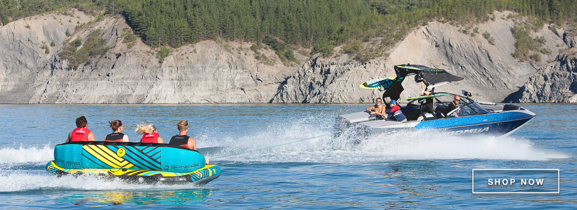 Motorboot im Meer zieht ein Tube, Towable, aufblasbares Funtube mit 4 Personen