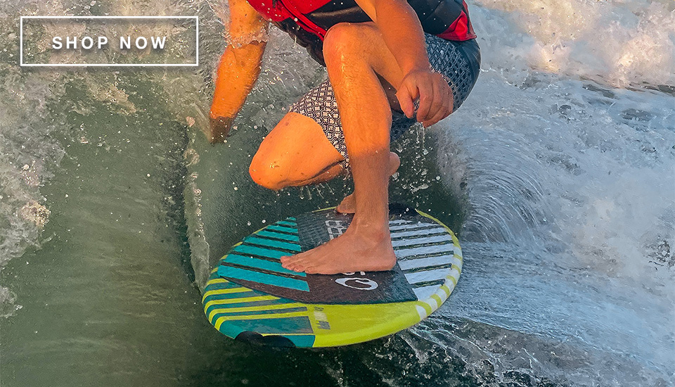 Wakesurfer erwischt eine Welle